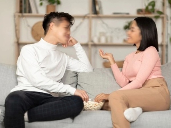 Cưa cẩm bạn gái suốt 2 năm không đổ, tôi vô tình để lộ tiền lương trong tài khoản thì cô ấy chủ động ngỏ lời cầu hôn