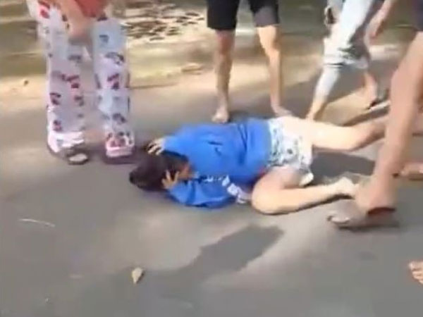 Xác minh clip bé gái bị 'đánh hội đồng' nằm chịu trận giữa đường