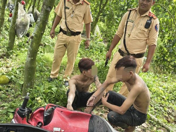 CSGT bắt 'nóng' băng cướp có súng, chém người lấy tài sản