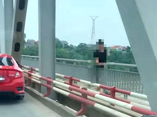 Tìm thấy thi thể nam thanh niên bỏ lại ô tô, nhảy xuống sông Hồng tự tử sau 2 tuần