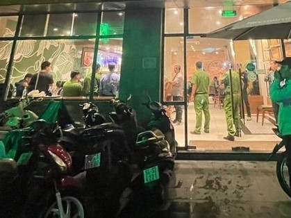 TPHCM: Người đàn ông đâm chết bạn gái tại quán cà phê rồi tự sát