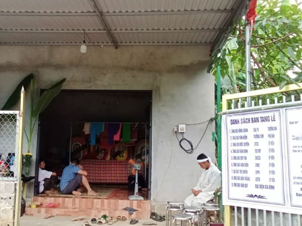 Xót xa tờ cáo phó ghi tên 2 mẹ con trong vụ sạt lở ở Hà Giang: Chiếc quan tài lạnh lẽo được đặt giữa ngôi nhà vừa xây xong