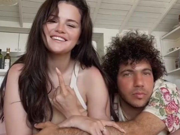 Selena Gomez cùng bạn trai bất ngờ tiết lộ ai là người nói yêu trước và ai là 'kẻ mạnh' trên giường