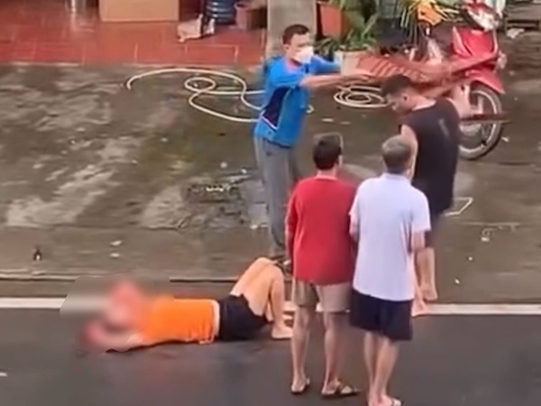 Cán bộ biên phòng cầm dao truy sát vợ rồi tự chém vào gáy mình