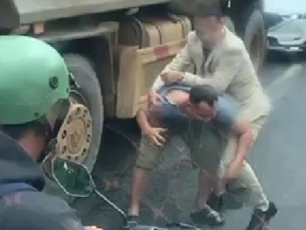 Triệu tập chú rể đánh tài xế xe ben trên đường rước dâu