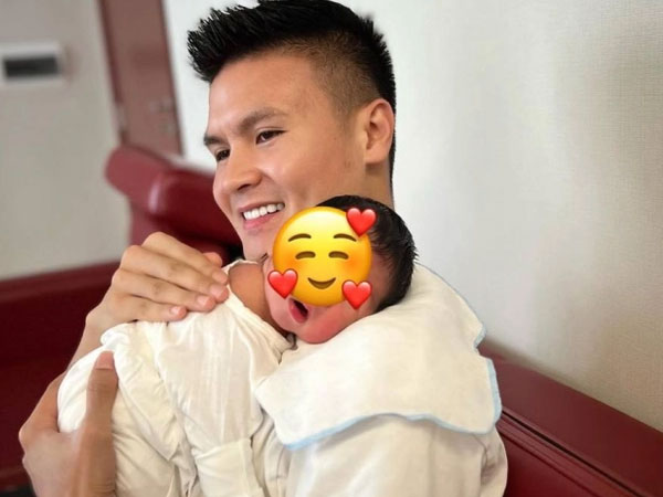 Quang Hải khoe ảnh bế con trai mới sinh, dân mạng đoán biệt danh cậu quý tử có liên quan đến Messi và Ronaldo liệu có hợp lý?