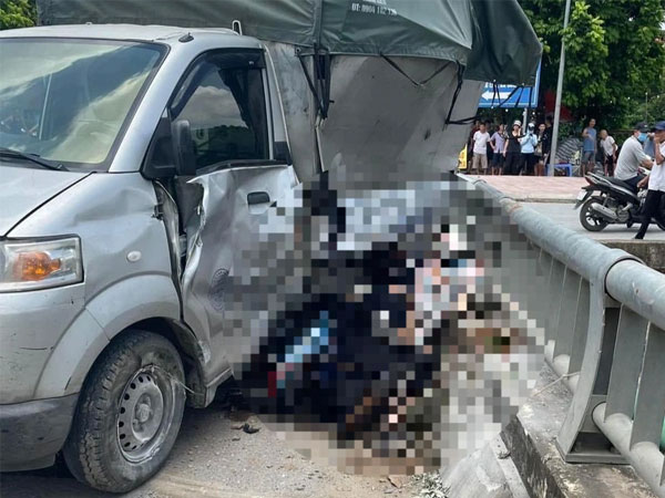 Hà Nội: Xe tải bị xe ben tông rồi ép xe máy vào thành cầu, 4 người tử vong thương tâm