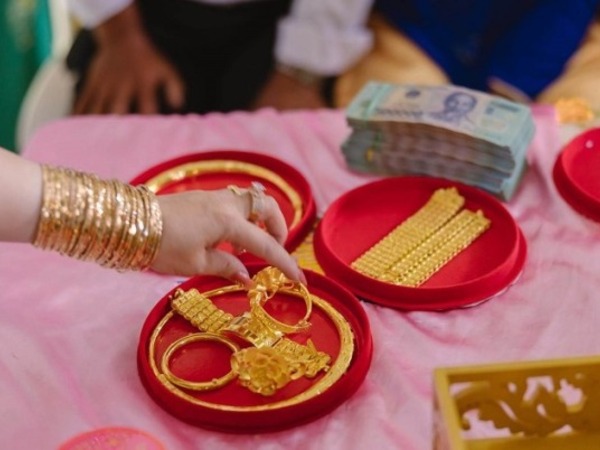 Mang 20 cây vàng nhà chồng tặng ngày cưới đi bán mới phát hiện hóa ra toàn đồ giả