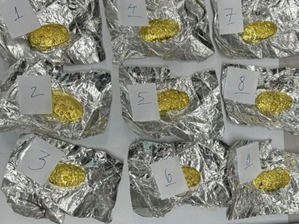 Người đàn ông buộc 1,1 kg vàng vào người rồi nhập cảnh vào Việt Nam