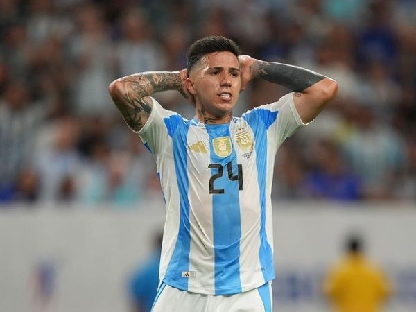'Gã điên' Enzo Fernandez phân biệt chủng tộc khiến nội bộ Chelsea nổi sóng, LĐBĐ Pháp khởi kiện Argentina