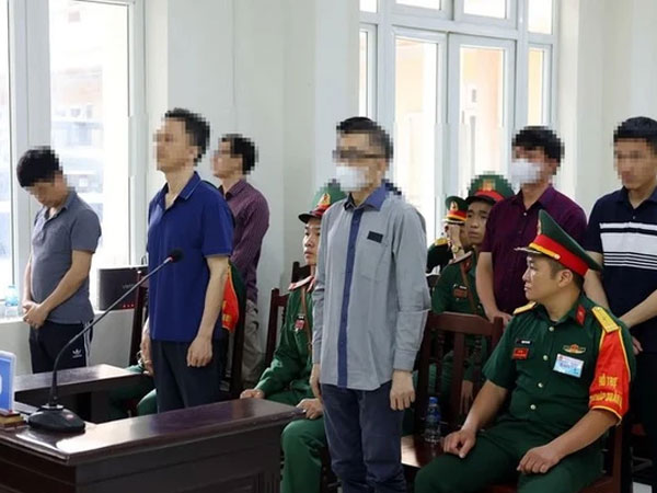 Tổng giám đốc Việt Á Phan Quốc Việt cùng nhóm cựu sĩ quan Học viện Quân y tiếp tục hầu toà