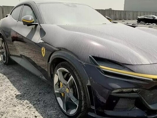 Ferrari Purosangue gần 40 tỷ ở Việt Nam 'bỏ xó như rác' ở Trung Đông