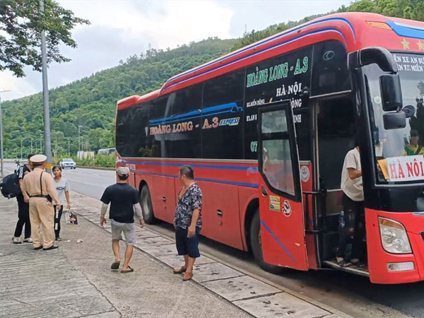 Chủ không trả lương, hai vợ chồng ôm con 9 tháng tuổi đi bộ về quê