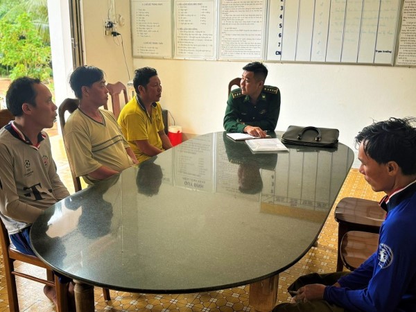 Sóng đánh chìm tàu cá, 5 ngư dân ôm can nhựa trôi dạt 1 ngày trên biển