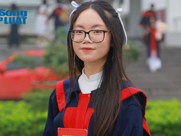 Nữ thủ khoa 'kép' toàn quốc thi tốt nghiệp và khối C00: 'Luôn ngủ sớm và không bao giờ ôn tủ'