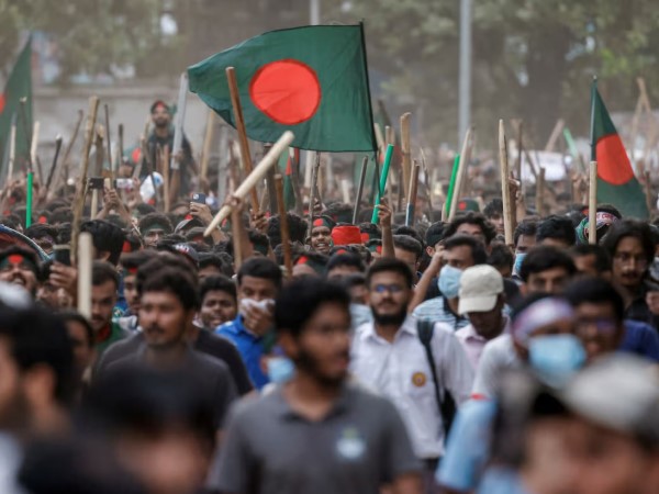 Người biểu tình đốt trụ sở đài truyền hình tại Bangladesh