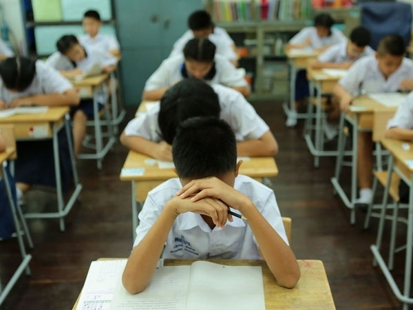 Học sinh lớp 6 gây xôn xao vì bức tâm thư: 'Đừng làm nát tuổi thơ tươi đẹp của con', người tinh ý phát hiện 1 chi tiết bất thường