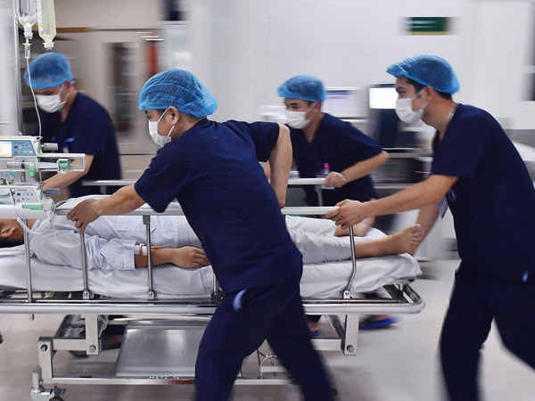 Đi cấp cứu vì tai nạn sinh hoạt, tiếp tục bị thương trên đường đến viện