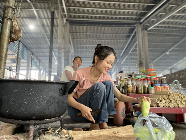 Đời thường bán ngô ở đèo Đá Trắng của nữ sinh đạt 3 điểm 10 thi tốt nghiệp THPT 2024