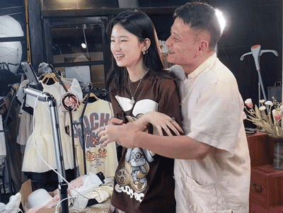 Mối quan hệ kỳ lạ trong gia đình Ông Bố Điên và Nàng Mơ