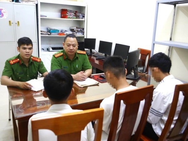 Đang nghỉ hè, nhóm học sinh mang đá ra ném vỡ kính tàu Bắc - Nam