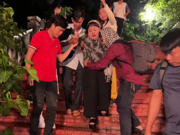NSND Ngọc Giàu đi lại khó khăn phải có 4, 5 người đỡ, U80 vẫn dầm mưa làm việc mấy tiếng