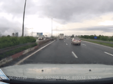 Video: Hoảng hồn tài xế quay đầu xe trên làn đường cao tốc 100 km/h