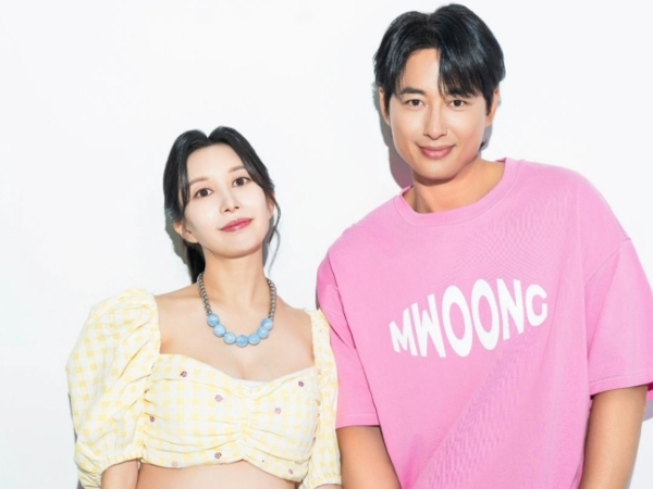 Vượt biến cố sảy thai, tài tử đình đám và fangirl kém 14 tuổi vỡ oà đón tiểu công chúa ra đời