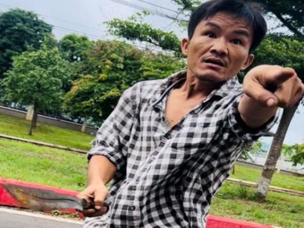 Bắt giữ tái xe đầu kéo dùng dao tấn công CSGT