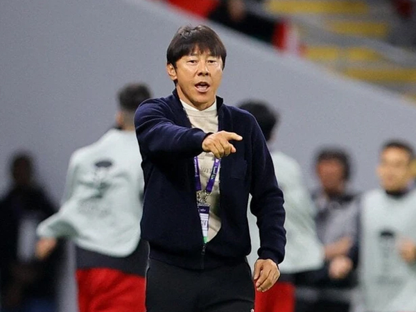 HLV Shin Tae-yong mắc bệnh nặng, bóng đá Indonesia 'đứng ngồi không yên'