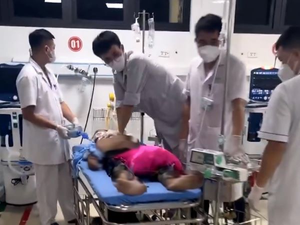 Xôn xao clip người nhà bệnh nhân gào khóc, trách móc bác sĩ