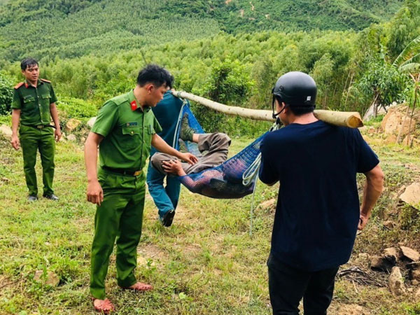 Công an vào rừng dùng cáng võng cứu 2 người đàn ông bị hàng trăm con ong đốt