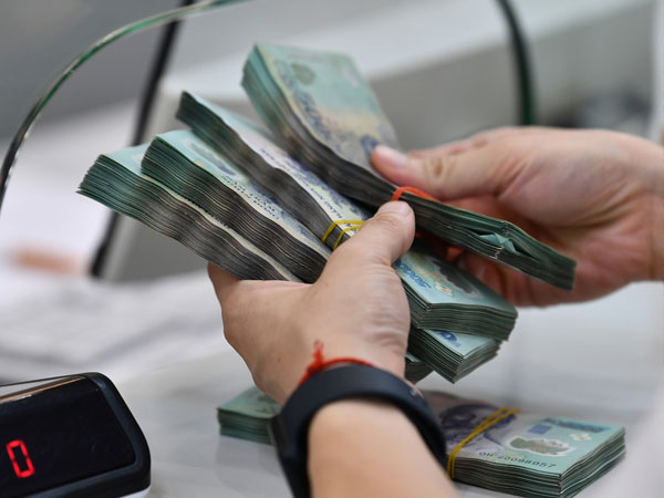 Nhận lãi suất tiền gửi bậc thang, khách hàng còn được 'dúi' thêm lãi suất