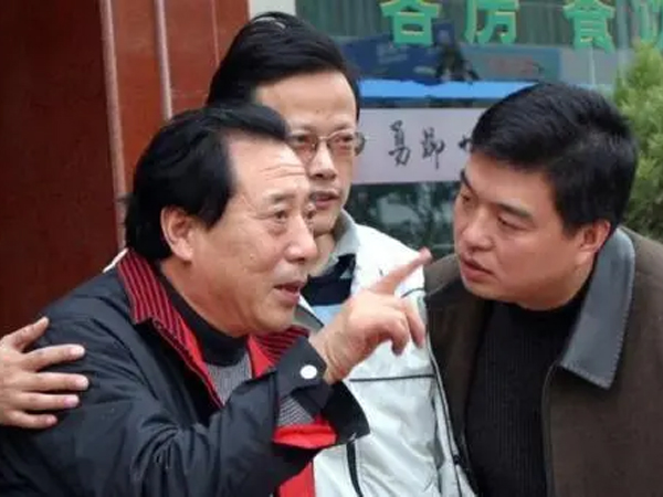 Nam sinh liều lĩnh nộp giấy trắng trong kỳ thi đại học, bỏ lỡ 15 năm cuộc đời vì 1 lý do: Trưởng thành trở thành tỷ phú bằng nỗ lực của chính mình