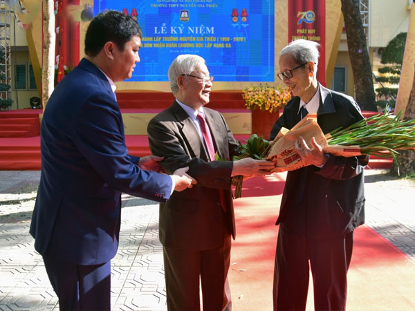 Tổng Bí thư và lời xin phép 'các thầy cô hãy giới thiệu em là cựu học sinh'