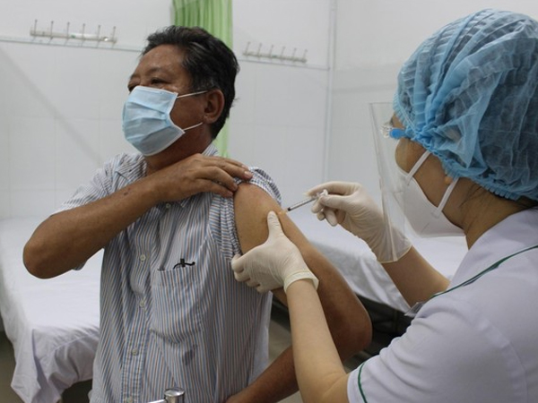 TPHCM: 'Cháy' vắc xin bạch hầu