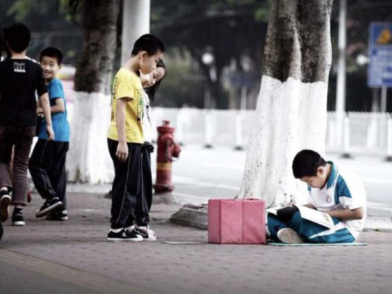 Bức ảnh cậu bé hiếu học ngồi đọc sách trong lúc ăn xin khiến triệu người xúc động: 10 năm sau, cuộc sống thay đổi đáng ngưỡng mộ