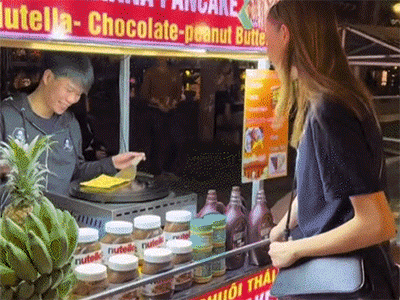 Cô gái Tây 'biết quá nhiều' về Việt Nam: Cầm 100k 'ăn sập' Hội An, còn đứng mặc cả để mua bánh cho rẻ