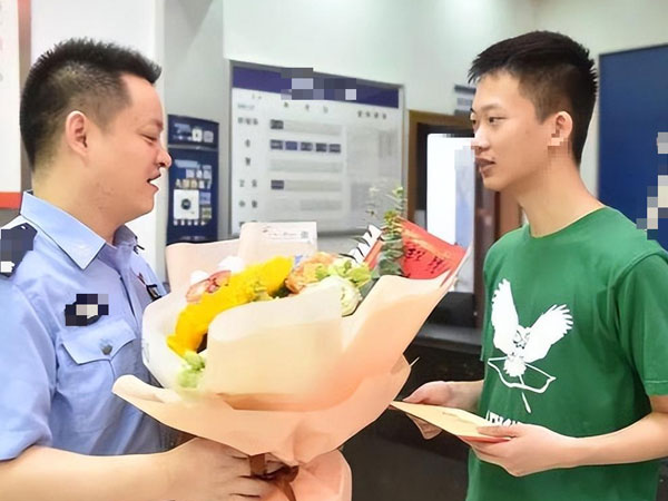 Vừa nhận giấy báo đỗ vào ĐH top đầu, nam sinh lập tức chạy đến đồn cảnh sát: Ai cũng 'lặng người' khi biết nguyên do