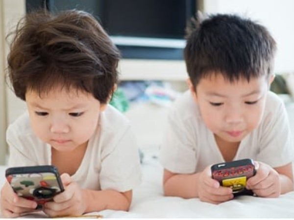 Độ tuổi nào phù hợp cho con dùng điện thoại?