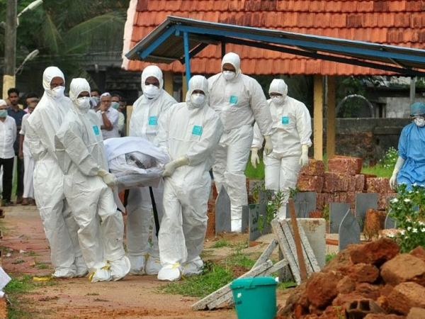 Virus Nipah khiến một cậu bé tử vong và 60 người nguy cơ cao, buộc Ấn Độ phải đóng cửa trường học, rạp chiếu phim: Từng khiến 17/18 bệnh nhân tử vong, trú ẩn trên dơi, lợn, chó