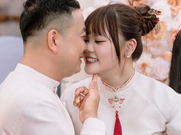 Đám hỏi của cô gái sinh năm 2001 và ông chú 43 tuổi: Bố vợ tiết lộ gì về con rể?