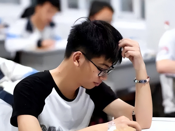 Nam sinh học giỏi, thừa điểm đỗ vào ĐH top đầu nhưng nhà trường từ chối thẳng thừng: Cả nhà 'chết lặng' khi phòng tuyển sinh nói lí do