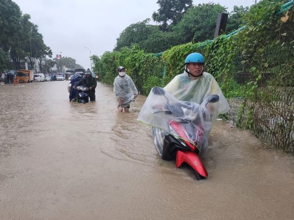 Đại lộ Thăng Long ngập sâu, giao thông ùn tắc nghiêm trọng