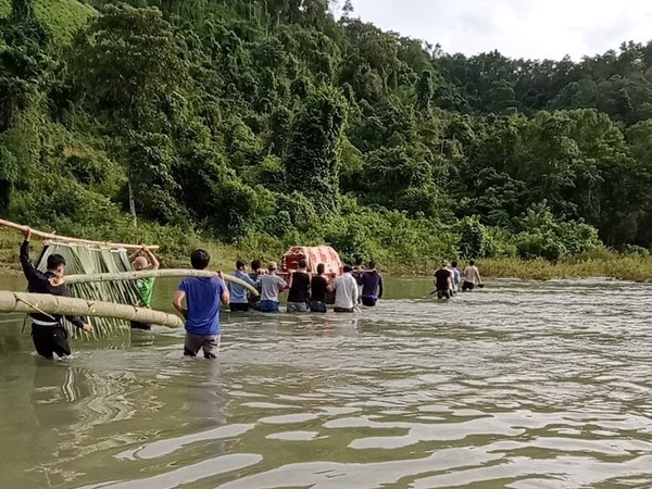 Xót xa hình ảnh đoàn người khiêng quan tài lội suối mai táng cho người thân ở Nghệ An