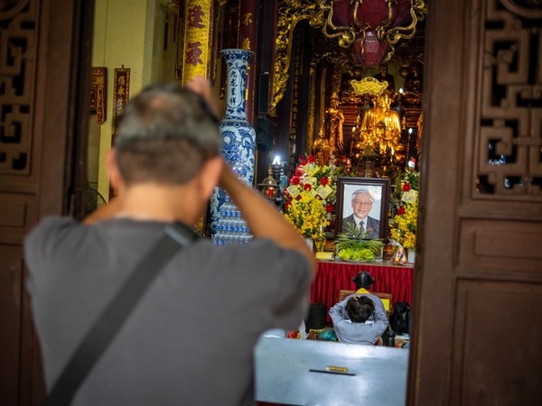 Người dân Hà Nội đến chùa cầu siêu, tưởng nhớ Tổng Bí thư Nguyễn Phú Trọng: 'Tôi cảm thấy như mất mát người thân'