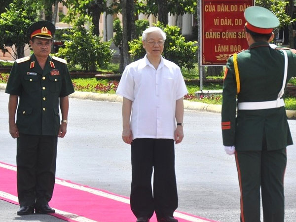 Hình ảnh Tổng Bí thư Nguyễn Phú Trọng với lực lượng vũ trang Quân khu 9
