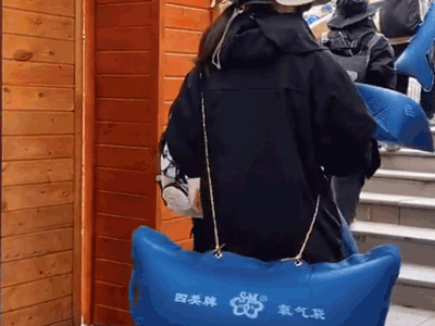 Vì sao nhiều người đi du lịch ở Trung Quốc lại mang theo chiếc gối vướng víu?