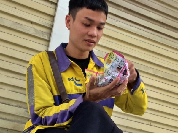 Quyết tâm kiếm 100 triệu trong 4 tháng, tài xế gen Z làm việc 13 tiếng mỗi ngày