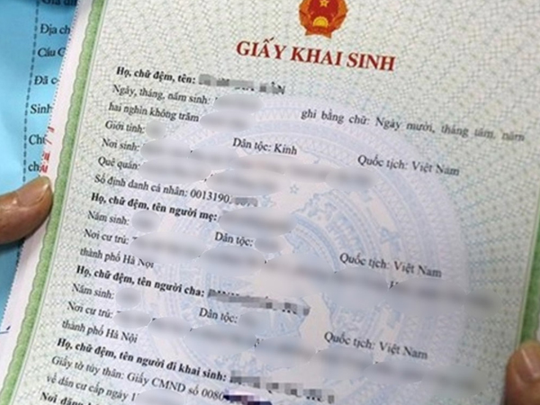 Mẹ nam sinh ở Hà Nội bị thu hồi giấy khai sinh: 'Tôi đã làm đúng pháp luật'